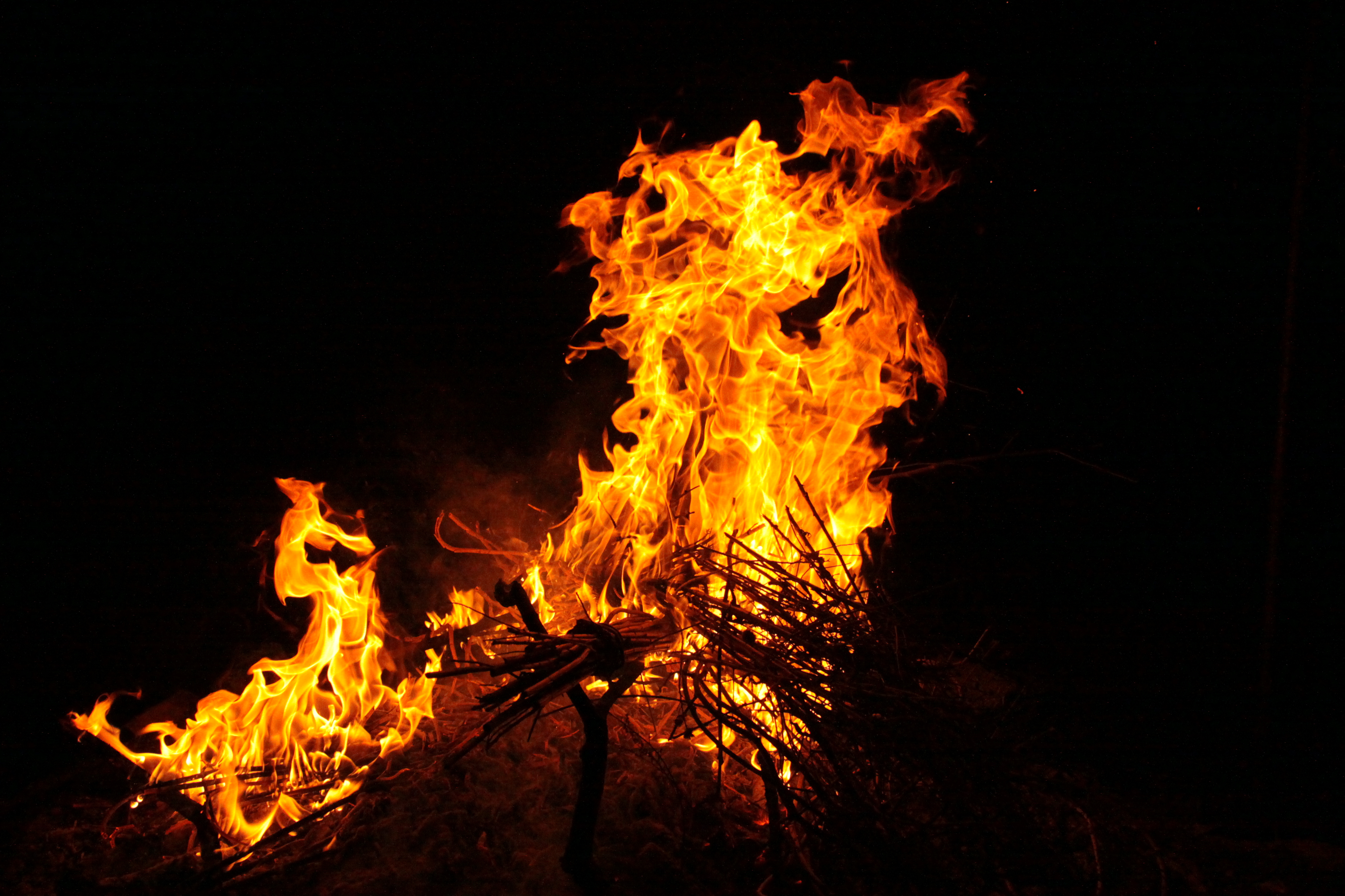 Płonący chochoł symbolizujący zimę
